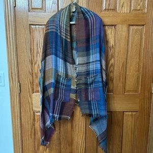 EUC❗️Cozy Plaid Shrug with pockets ❤️